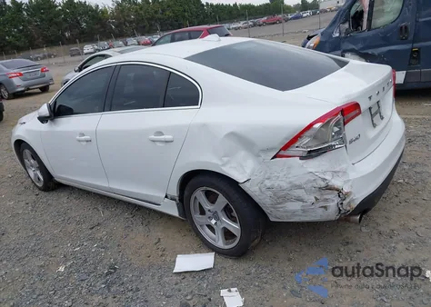 2013 Volvo S60 T5/T5 Platinum/T5 Premier/T5 Premier Plus z USA, uszkodzony, nr VIN YV1612FH8D2185936